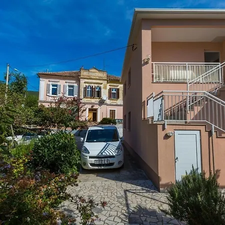 Apartment In 5195 *